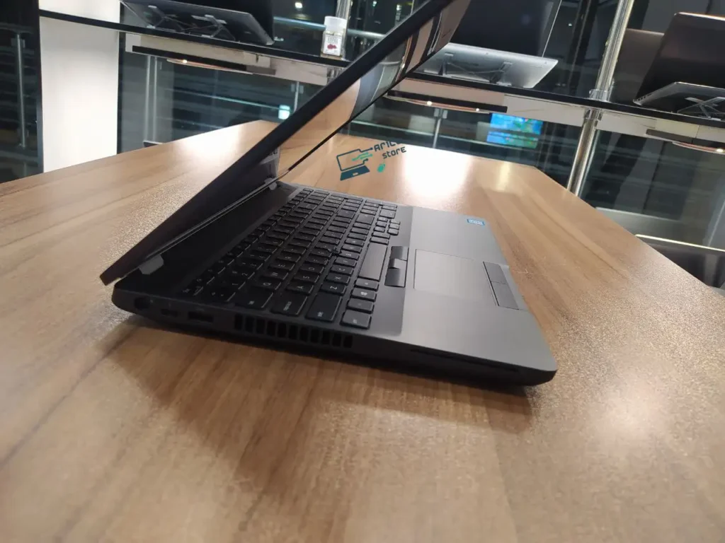 "لپ‌تاپ حرفه‌ای Dell Precision 3541 با حافظه 16 گیگابایت و ذخیره‌سازی 512GB SSD."