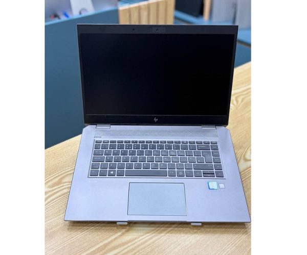 نمای رو به رو واقعی تصویر لپ تاپ HP Zbook 15 G5 Studio