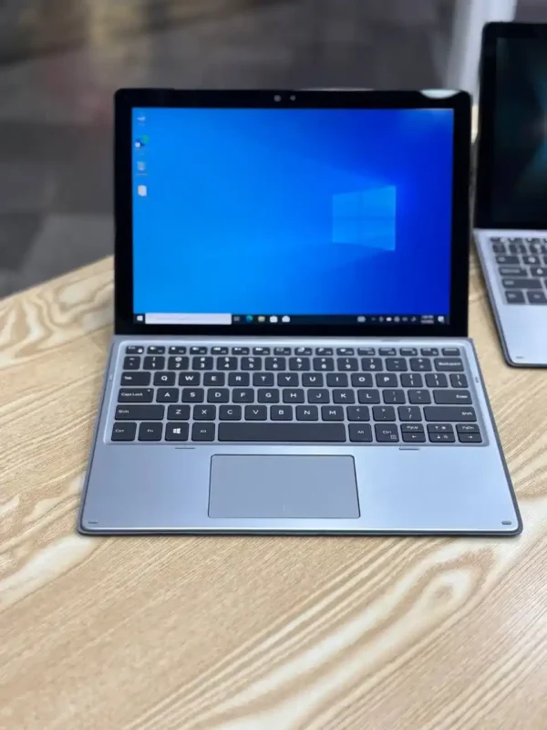 لپ‌تاپ Dell Latitude 7200 2-in-1 با طراحی سبک و مدرن، مناسب برای کارهای چندوظیفه‌ای و جابه‌جایی روزانه.