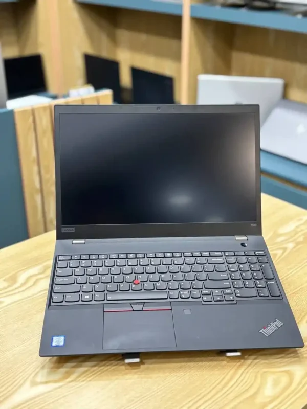 پردازنده Intel Core i5-8365U و باتری با دوام بالا در لپ‌تاپ Lenovo T590 برای استفاده طولانی‌مدت