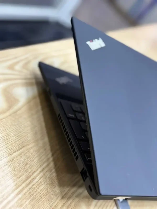 لپ‌تاپ Lenovo T590 با صفحه‌نمایش Full HD و پردازنده Intel Core i5 برای کارهای روزمره و حرفه‌ای