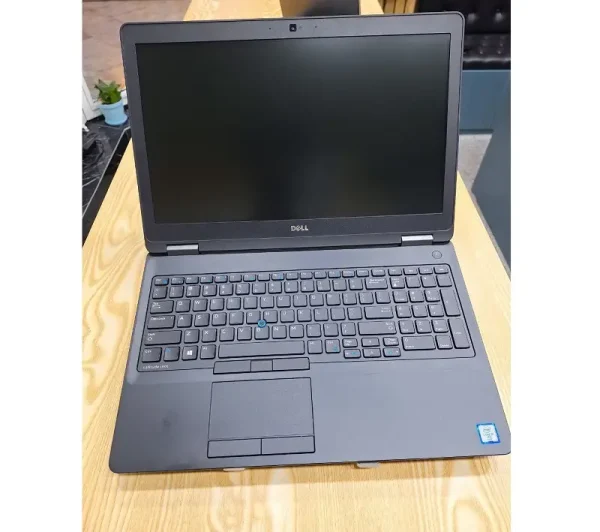 نمای پشت بدنه مقاوم لپ تاپ استوک Dell Latitude 5570