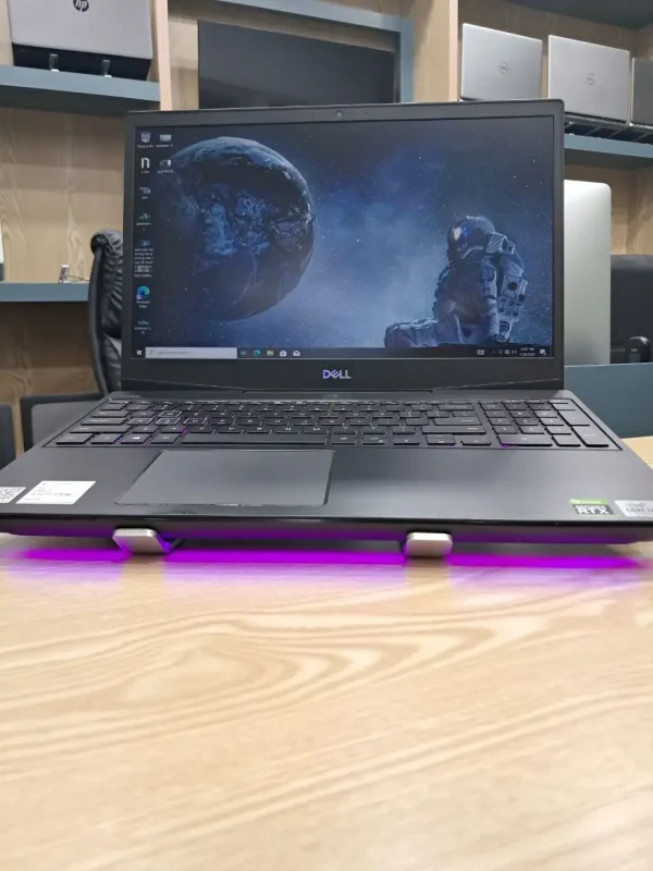 تصویر لپ تاپ Dell G5 5500 روی میز