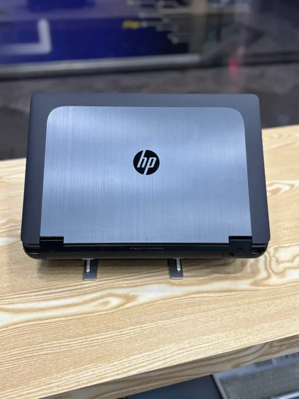 alt="لپ تاپ HP ZBook 15 G2 در حال اجرای AutoCAD"